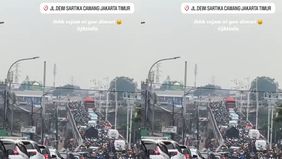 Motor dan mobil mengantri di jalur Dewi Sartika. Polisi sempat kebingungan mengaturnya.