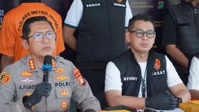 Polres Metro Jakarta Utara menangkap dua pria, NF dan YM, yang kedapatan menyimpan puluhan senjata tajam, dua pistol airsoft gun, dan peluru di markas tawuran Kampung Muara Baru, Tanjung Priok.