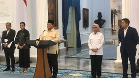 Presiden RI Prabowo Subianto telah menandatangani Peraturan Pemerintah Nomor 11 Tahun 2025 yang mengatur kebijakan terkait pemberian tunjangan hari raya (THR) serta gaji ke-13 bagi aparatur sipil negara (ASN), termasuk PPPK, PNS, TNI, Polri, hakim, d