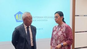 Menteri Keuangan (Menkeu) Sri Mulyani bertemu dengan Presiden (Asian Infrastructure Investment Bank (AIIB) Jin Liqun di kantor Direktorat Jenderal Pajak (DJP) Kementerian Keuangan di Jakarta, Selasa 11 Maret 2025.
