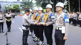 Polda Metro Jaya kembali menegaskan komitmennya dalam menjaga integritas dan disiplin internal dengan melaksanakan upacara Pemberhentian Tidak Dengan Hormat (PTDH) terhadap empat anggotanya yang terbukti melakukan pelanggaran serius.