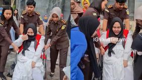 Mira Hayati terlihat memakai kursi roda saat jalani sidang perdananya di PN Makassar.