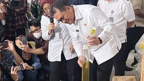 Menteri Perdagangan Budi Santoso menyegel pabrik PT Artha Eka Global Asia (Aega) di Karawang, Jawa Barat, akibat pelanggaran takaran Minyakita.