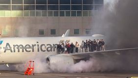 Lebih dari 175 penumpang berhasil dievakuasi dari pesawat American Airlines yang kebakaran di Bandara Internasional Denver pada Kamis, 13 Maret 2025. 