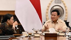 Ketua Harian Partai Gerindra, Sufmi Dasco Ahmad, membantah isu bahwa Menteri Keuangan Sri Mulyani akan mengundurkan diri setelah bertemu Presiden Prabowo Subianto di Istana Kepresidenan, Jakarta, pada Rabu, 12 Maret 2025.