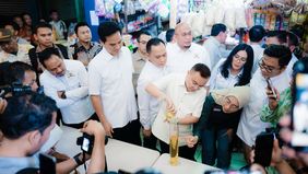 Wakil Ketua DPR RI Sufmi Dasco Ahmad bersama rombongan Komisi VI DPR RI melakukan inspeksi mendadak (sidak) ke Pasar Kramat Jati, Jakarta, pada hari Jumat.