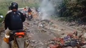 Seorang warga di Kabupaten Bone, Sulawesi Selatan, diduga nekat menghamburkan sampah ke tengah jalan akibat kesal tanah miliknya dijadikan tempat pembuangan sampah liar.