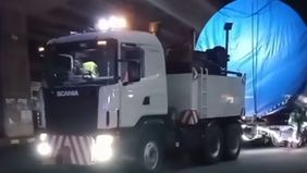 Sebuah truk besar yang mengangkut tabung raksasa bertuliskan “Drum Pulper Project PT. Aspex Kumbong” terlihat melintas di Jalan Raya Kalimalang, Kota Bintang, Bekasi, pada Jumat malam, 14 Maret 2025, sekitar pukul 23.40 WIB.