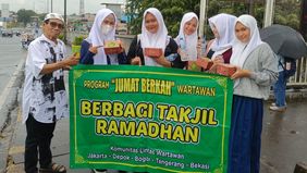  Kendati wilayah Jakarta Timur sempat diguyur hujan deras, Tim Program Jumat Berkah Wartawan (PJBW) di pekan ke-15, tak kendor Berbagi Takjil Ramadhan.