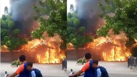 Terjadi kebakaran hebat yang menghanguskan Rumah Makan Cobek Uleg Marlinda di kawasan Ujung Harapan, Bekasi, Sabtu, 15 Maret 2025 sekitar pukul 09.30 WIB.