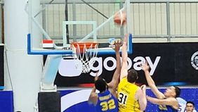 Kesatria Bengawan Solo meraih kemenangan 67-60 atas Satya Wacana Salatiga dalam laga Indonesian Basketball League (IBL) 2025 di GOR Susilo Wibowo, Undip Semarang, Sabtu malam, 15 Maret 2025.