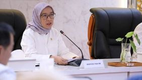 MenPANRB Rini Widyantini menegaskan bahwa pimpinan kementerian/lembaga (K/L) serta kepala daerah yang masih melakukan rekrutmen pegawai non ASN atau tenaga honorer akan diberi sanksi.