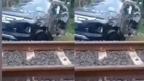 Pihak kepolisian masih menangani kejadian tersebut. Sementara itu, proses evakuasi kendaraan terus dilakukan guna memastikan perjalanan kereta api tidak terganggu.