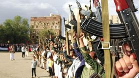 Kelompok bersenjata Houthi di Yaman menyatakan bahwa mereka sepenuhnya siap menindaklanjuti instruksi dari Iran untuk mengambil langkah militer di wilayah perairan strategis Laut Merah. Sikap ini muncul setelah gelombang serangan oleh Amerika Serikat