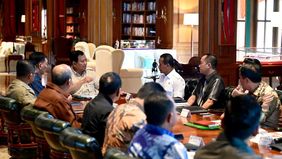 Presiden Prabowo Subianto memimpin rapat terbatas bersama sejumlah menteri Kabinet Merah Putih di Hambalang