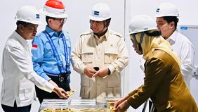 Presiden Prabowo Subianto meninjau langsung area smelter PT Freeport Indonesia (PTFI) di Kabupaten Gresik, Provinsi Jawa Timur, pada Senin, 17 Maret 2025.