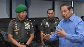 Presiden ke-6 Republik Indonesia, Jenderal TNI (Purn) Prof. Dr. H. Susilo Bambang Yudhoyono (SBY), melakukan kunjungan ke Sekolah Staf dan Komando Angkatan Darat (Seskoad) untuk memberikan kuliah umum kepada Perwira Siswa Pendidikan Reguler (Pasis Di