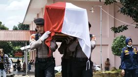 Briptu Anumerta M Ghalib Surya Ganta, anggota Polda Lampung, meninggal dunia saat menjalankan tugas. Kepergiannya yang tragis menyisakan cerita pilu yang menggugah hati banyak orang.