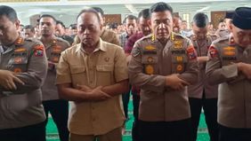  Polda Jawa Timur menggelar salat gaib dan doa bersama untuk tiga anggota kepolisian Polda Lampung yang gugur saat bertugas di Kampung Karang Manik, Kabupaten Way Kanan, Lampung, pada Senin, 17 Maret 2025.