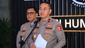 Brigjen Pol. Trunoyudo Wisnu Andiko, selaku Karopenmas Divisi Humas Polri, menyatakan bahwa tiga anggota kepolisian yang gugur saat penggerebekan judi sabung ayam di Lampung pada Senin, 17 Maret 2025, telah dimakamkan hari ini.