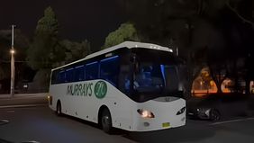 Bus yang membawa para pemain Garuda memiliki kondisi yang dinilai tidak layak, dengan salah satu lampu depan mati.