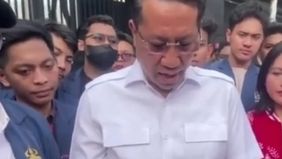 Mobil Supratman Andi Agtas diadang pendemo.