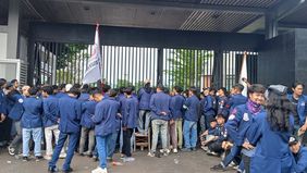 Sejumlah mahasiswa Universitas Trisakti mengadakan aksi demonstrasi menolak RUU TNI di gerbang Gedung DPR RI, Jalan Gelora, Jakarta.