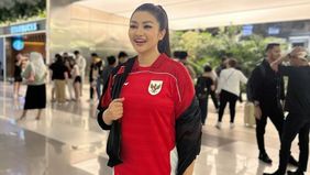 Penyanyi dangdut Fitri Carlina terbang langsung ke Australia untuk memberikan dukungan penuh kepada Tim Nasional (Timnas) Indonesia.