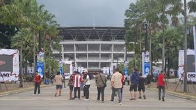 Acara nonton bareng (nobar) pertandingan Timnas Indonesia melawan Australia dalam Kualifikasi Piala Dunia 2026, digelar di Gelora Bung Karno (GBK) ramai dipadati penonton.