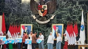 Penerima bantuan sosial biaya pendidikan melalui Kartu Jakarta Pintar (KJP) Plus dapat masuk ke Taman Mini Indonesia Indah (TMII) di Jakarta Timur tanpa dipungut biaya.