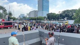 Massa penolak sejauh ini belum berkumpul. Memang, kelompok yang lebih dulu tiba di depan gedung wakil rakyat ini berbeda dengan pengunjuk rasa yang dijadwalkan juga menggeruduk depan Gedung DPR.