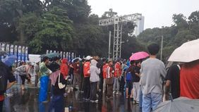 Nonton bareng (nobar) pertandingan Timnas Indonesia melawan Australia dalam Kualifikasi Piala Dunia 2026 di Gelora Bung Karno (GBK) ramai dipadati suporter meski sempat turun hujan.