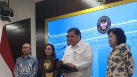 Presiden Prabowo Subianto menginstruksikan agar perizinan di sektor tekstil disederhanakan dan dipermudah bagi para investor, mengingat tingginya kontribusi ekspor pakaian jadi dan tekstil terhadap pertumbuhan ekonomi nasional.

