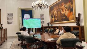 Presiden Republik Indonesia, Prabowo Subianto, membagikan momen dirinya menyaksikan pertandingan sepak bola antara Indonesia melawan Australia di Istana Kepresidenan, Jakarta, pada Kamis 20 Maret 2025.