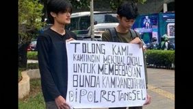 Ibunya ditahan usai dilaporkan saudara sendiri. Farrel dan adiknya membentangkan poster kecil bertuliskan kalimat menjual ginjal.