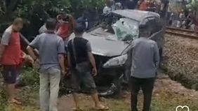 Keduanya tewas di tempat. Warga sempat mengevakuasi mobil korban.