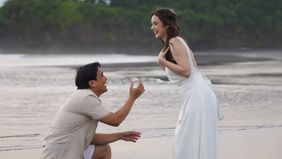 Billy Syahputra resmi lamar Viktoria Kolesnaya di Bali dengan romantis.