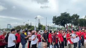 Ribuan pendukung Timnas belum bisa masuk ke area dalam Stadion Utama Gelora Bung Karno