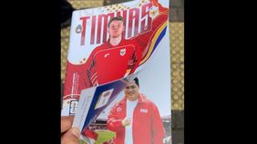 Buku ini dibagikan ke pendukung Timnas yang ingin menyaksikan pertandingan melawan Bahrain.