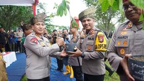 Kapolda Riau, Irjen Herry Heryawan, sampaikan ucapan ulang tahun dan penghargaan kepada pengamat politik Rocky Gerung atas kontribusinya dalam pemahaman dan ide-ide segar.