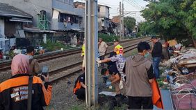 Seorang pria berinisial ARN (24) asal Palembang tewas setelah terserempet kereta di perlintasan sebidang yang terletak di Jalan Hadiah Raya, Jelambar, Grogol Petamburan, Jakarta Barat.
