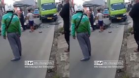 Menurut keterangan supir truk pengendara motor tersebut ngantuk hingga oleng menabrak truk kini korban di bawa ke RS terdekat.