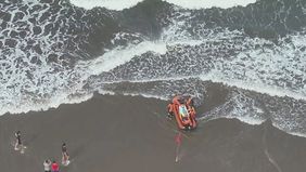 Tim Search and Rescue (SAR) gabungan membentuk dua tim untuk mencari satu wisatawan yang masih hilang di perairan Pantai Pangandaran, Kabupaten Pangandaran, Jawa Barat, pada Jumat, 4 April 2025.