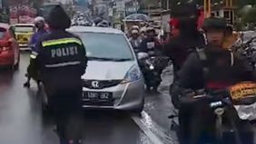Sebuah kejadian dramatis terjadi di kawasan wisata Puncak, Kabupaten Bogor, pada Rabu pagi, 2 April 2025. Saat sistem satu arah dari Jakarta menuju Puncak diberlakukan oleh aparat gabungan yang bertugas. 