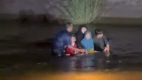 Sebuah insiden mengejutkan terjadi pada Selasa malam, 1 April 2025, sekitar pukul 22.00 WIB. Sebuah mobil yang ditumpangi oleh satu keluarga dilaporkan terperosok ke dalam tanggul irigasi di kawasan Sumsel. Kejadian ini sempat terekam kamera warga da