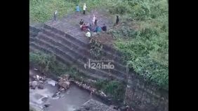 Korban diduga terperosok jatuh ke bawah jembatan.