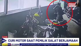 Rekaman CCTV Menunjukkan Momen Saat Pelaku Membawa Kabur Motor.
