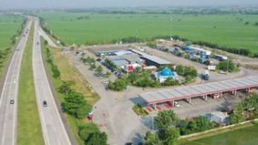 Begini cara para karyawan bisa bekerja di rest area yang lokasinya berada tepat di tengah jalan tol, tanpa harus membayar tarif atau ikut arus kendaraan umum.
