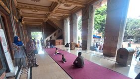 Layanan yang disediakan masjid antara lain pijat gratis, potong rambut gratis, dan cek kesehatan gratis. Tidak hanya itu, masjid juga memberdayakan masyarakat sekitar dengan menyediakan area usaha bagi UMKM lokal. Pemudik dapat membeli makanan dan ol