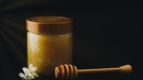 Madu telah dikenal sejak ribuan tahun lalu sebagai bahan alami yang kaya manfaat bagi kesehatan.
